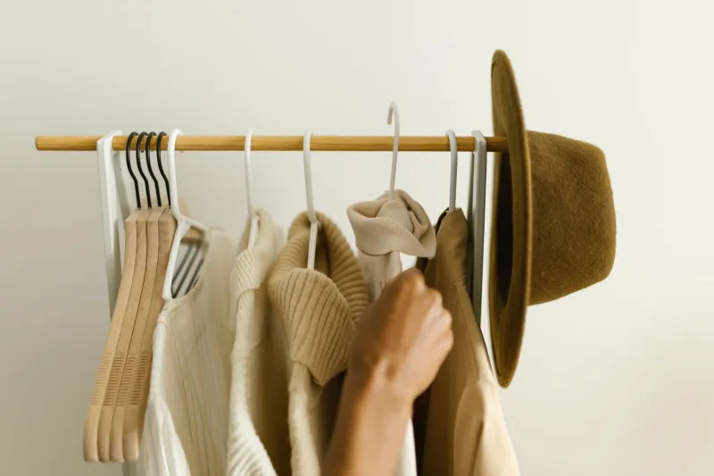 Trois Saisons, Un Dressing : La Méthode Minimaliste pour Ne Plus Jamais Paniquer Devant Son Armoire