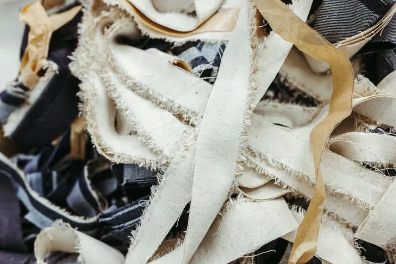 Vintage Réinventé : Donner une Nouvelle Vie à Ses Vêtements Sans Toucher à une Aiguille